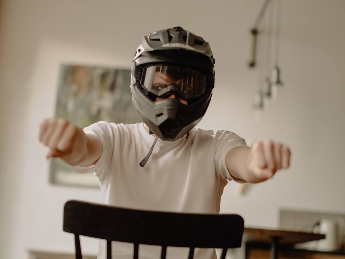 Bezpieczeństwo na drodze: jak dbać o kask motocyklowy?