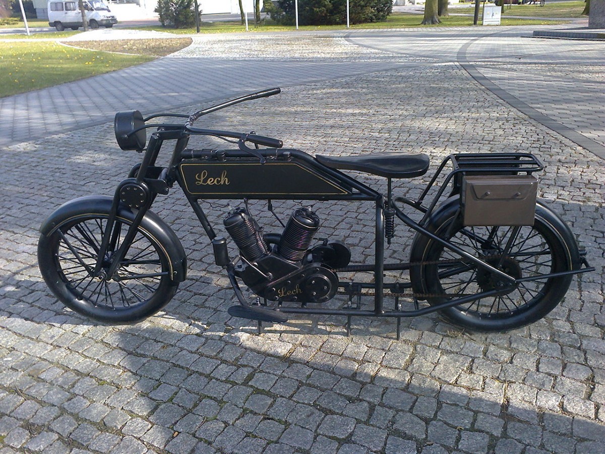 PIERWSZY POLSKI MOTOCYKL - LECH 