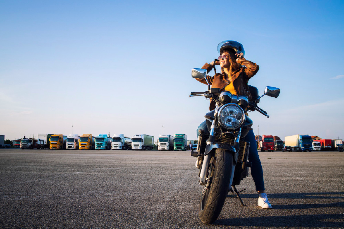 Jazda po buspasie i inne przepisy – co motocyklista może w Polsce?