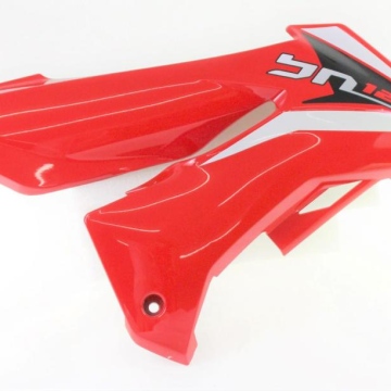 OSŁONA PRAWA CZERWONA Z NAKLEJKĄ 65682L29010Z