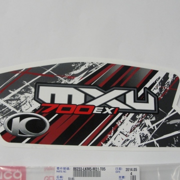 NAKLEJKA LEWA OSŁONY ZB. PALIWA MXU 700 86233-LKM5-M31-T05