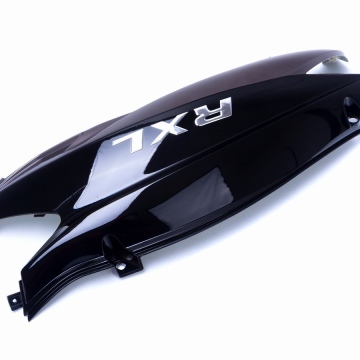 Oslona boczna prawa w kolorze czarnym.