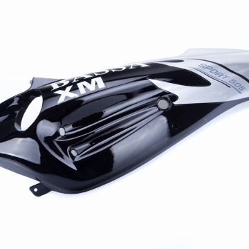 Oslona boczna lewa do modelu BASSA XM w kolorze czarno-srebrnym.