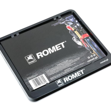 Do tablicy rejestracyjnej o wymiarach 190 x 150 mm Ramka Motorbike wykonana z bardzo wytrzymalego ABS. Ramka posiada system otworów umozliwiajacych jej montaz do kazdego motocykla bez koniecznosci nawiercania dodatkowych otworów w ramce. System sprezyn